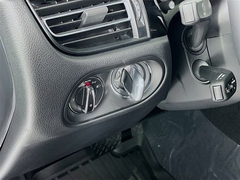 Certified 2025 Porsche Macan image 12