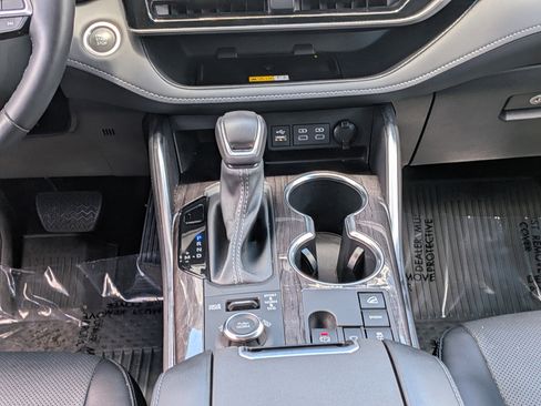Used 2024 Toyota Highlander Platinum AWD/4WD image 22
