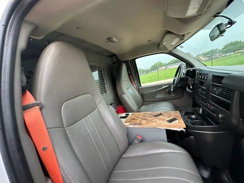 Used 2015 Chevrolet Express 2500 RWD image 25
