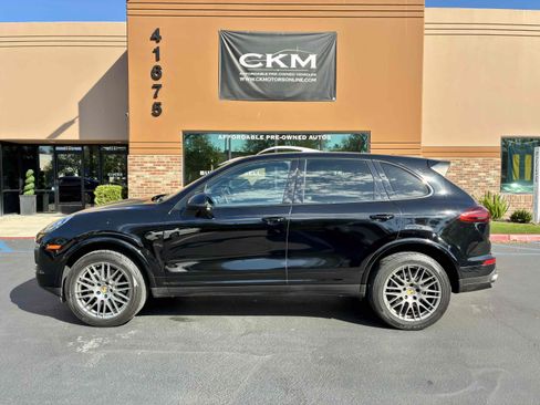 Used 2017 Porsche Cayenne AWD/4WD image 3