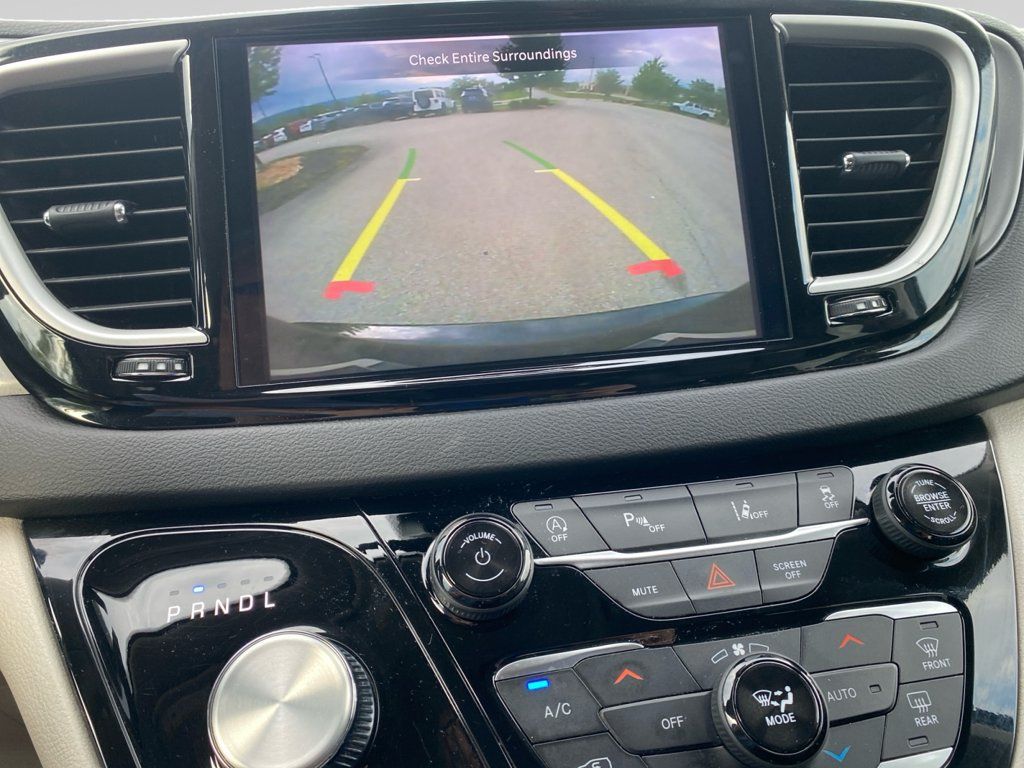 Used 2024 Chrysler Pacifica Touring-L FWD image 25