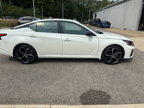 New 2025 Nissan Altima 2.5 SR image 2