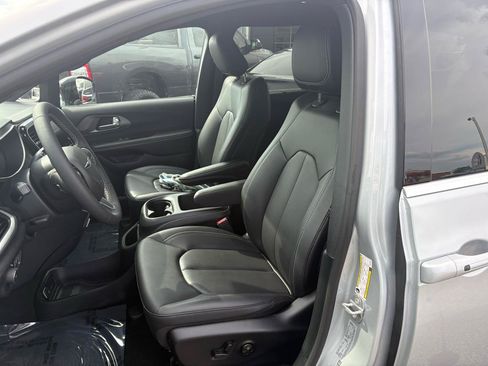 Used 2026 Chrysler Pacifica Select FWD image 22