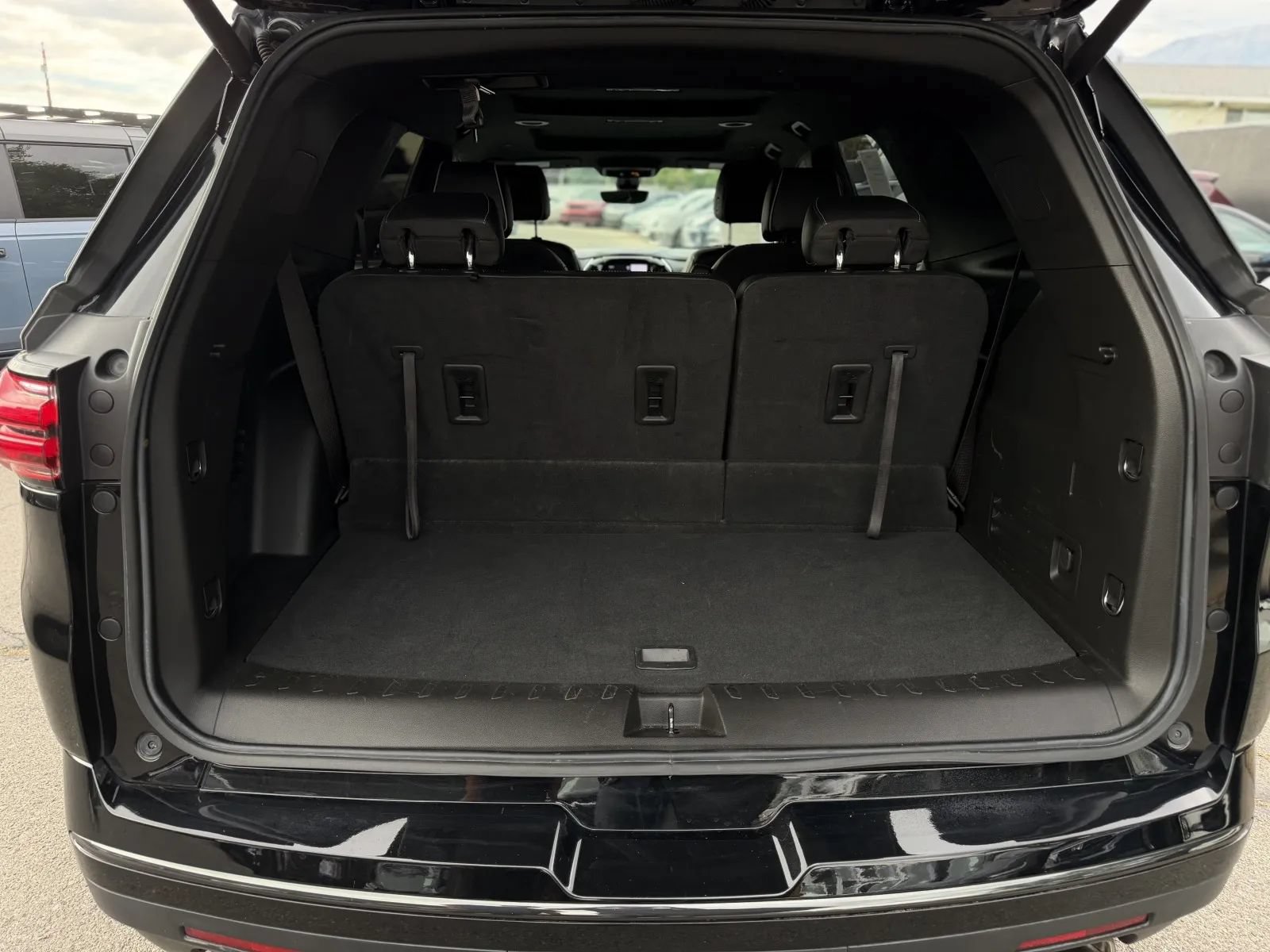 Used 2023 Chevrolet Traverse Premier w/ Redline Edition FWD image 18
