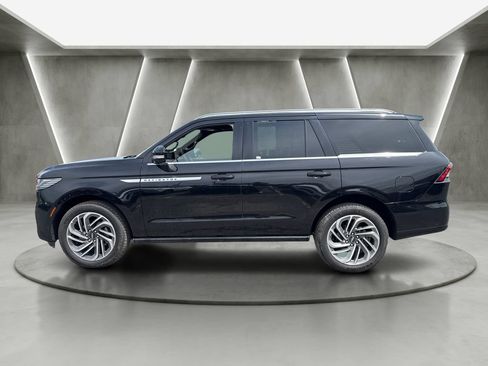 Used 2025 Lincoln Navigator Reserve AWD/4WD image 2