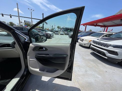Used 2021 Chrysler Pacifica Touring-L FWD image 17