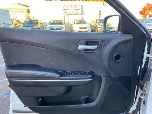 Used 2019 Dodge Charger SXT image 10