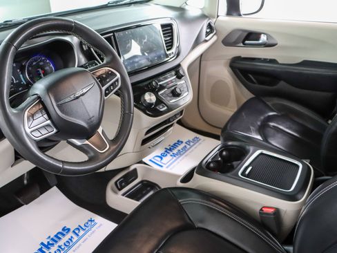 Used 2023 Chrysler Pacifica Touring-L FWD image 23