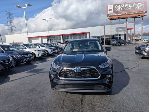 Used 2024 Toyota Highlander Limited image 3