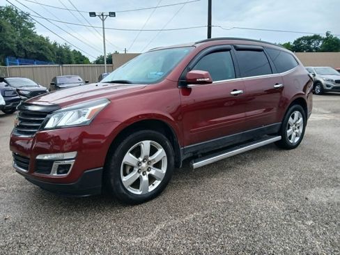 Used 2017 Chevrolet Traverse LT w/ Style and Technology Package FWD image 3