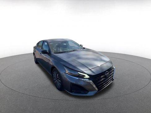 Used 2025 Nissan Altima 2.5 SV image 3