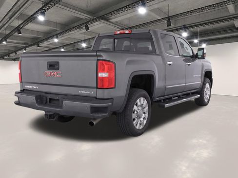 Used 2017 GMC Sierra 2500 Denali w/ Suspension Package, Off-Road AWD/4WD image 4