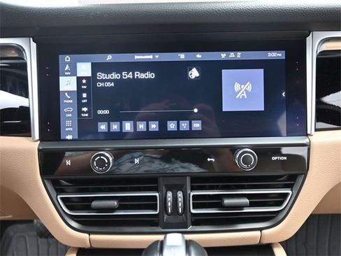 Used 2022 Porsche Macan image 19