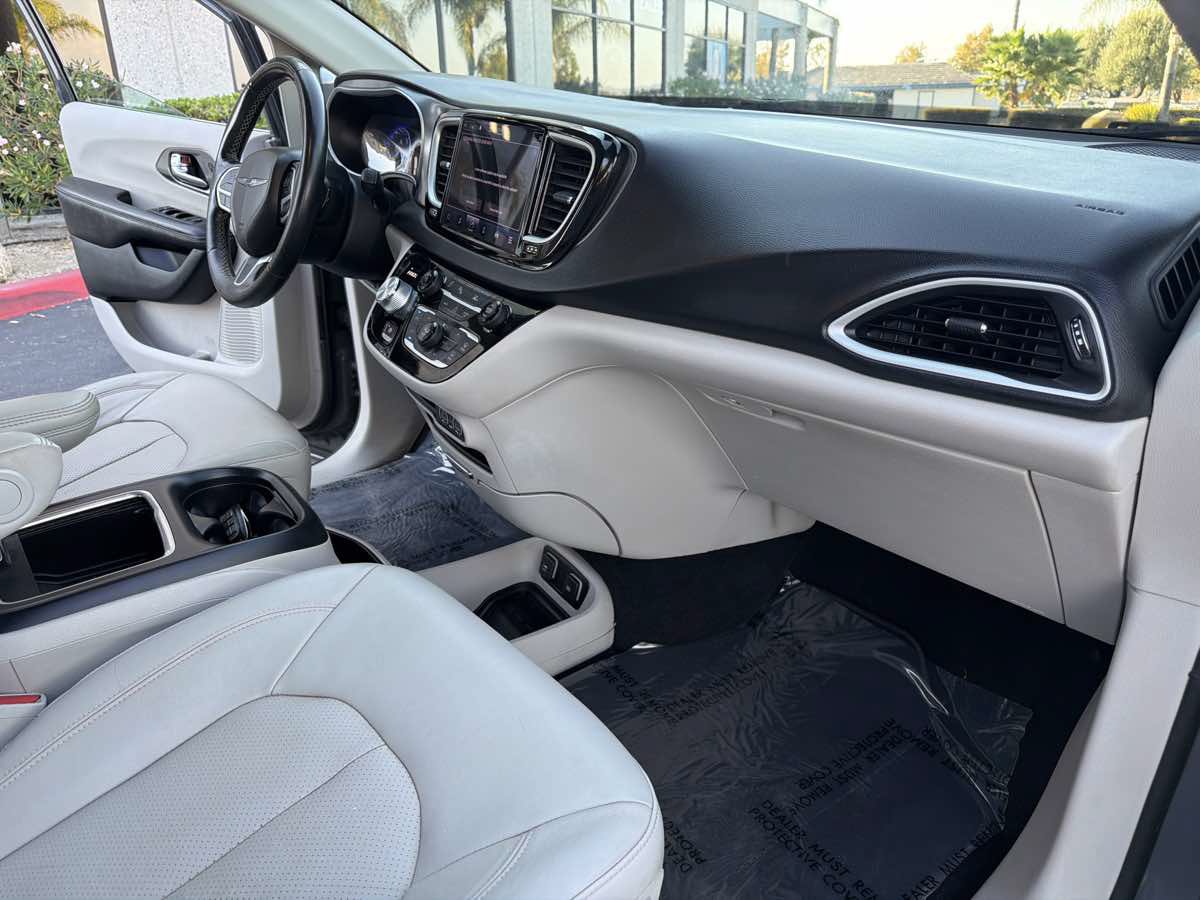 Used 2021 Chrysler Pacifica Touring-L FWD image 30
