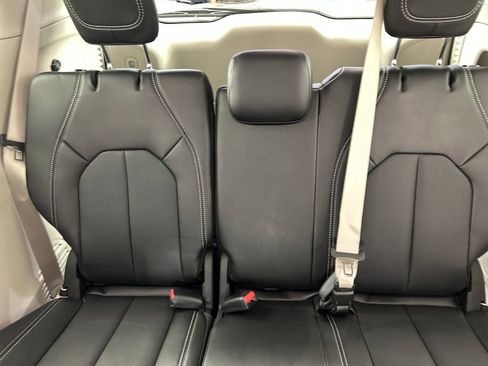Used 2024 Chrysler Pacifica Touring-L image 18