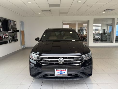 Used 2024 Volkswagen Tiguan SE w/ Panoramic Sunroof Package image 7
