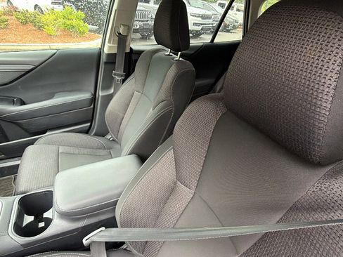 Used 2025 Subaru Outback Premium AWD/4WD image 17