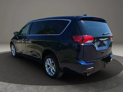 Used 2018 Chrysler Pacifica Touring Plus w/ Tire & Wheel Group FWD image 4