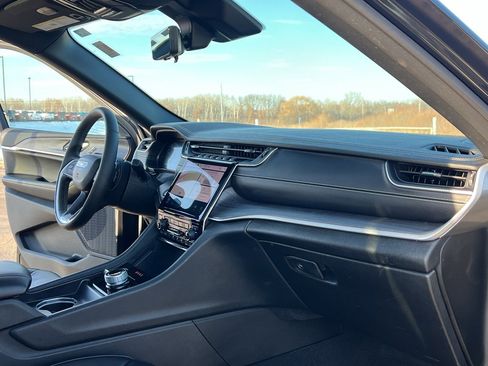 Used 2025 Jeep Grand Cherokee Limited w/ Luxury Tech Group II image 29