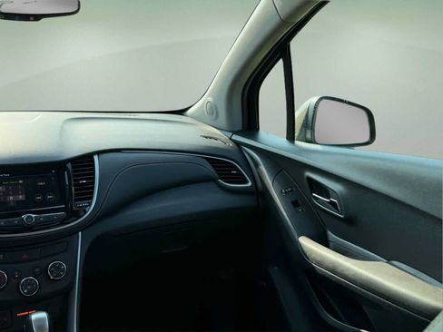 Used 2020 Chevrolet Trax LT w/ Sun & Sound Package FWD image 18
