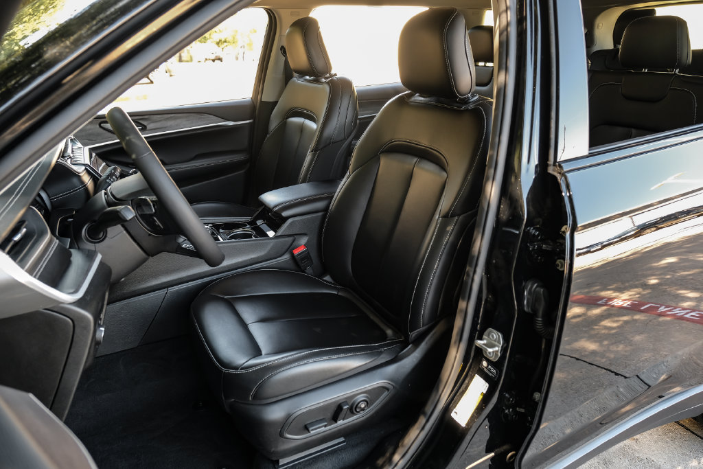 Used 2023 Jeep Grand Cherokee L Limited AWD/4WD image 8