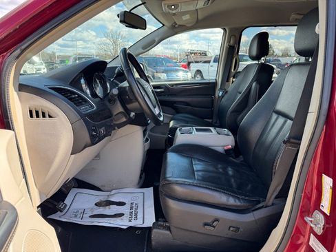 Used 2015 Chrysler Town & Country Touring image 15