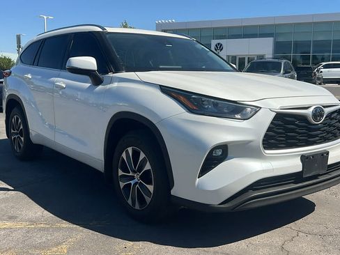 Used 2020 Toyota Highlander XLE AWD/4WD image 3