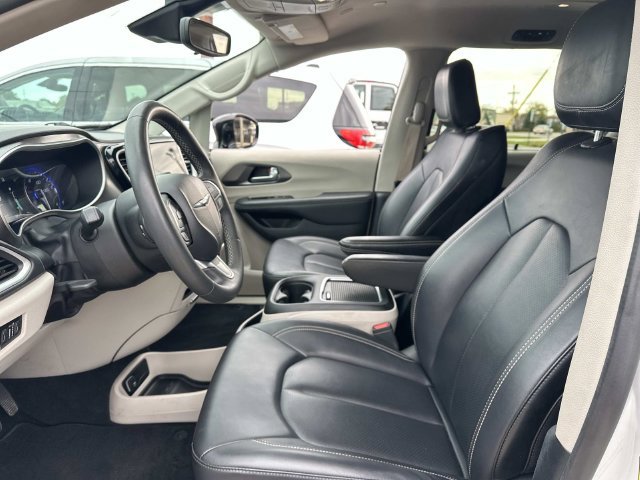 Used 2024 Chrysler Pacifica Touring-L FWD image 10