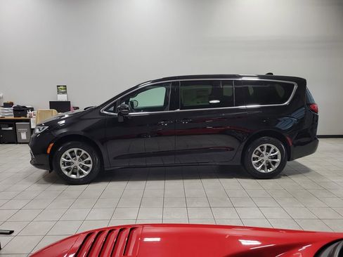 New 2026 Chrysler Pacifica Select image 4