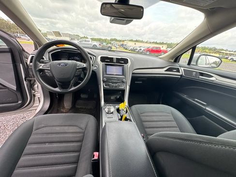 Used 2019 Ford Fusion SE FWD image 11