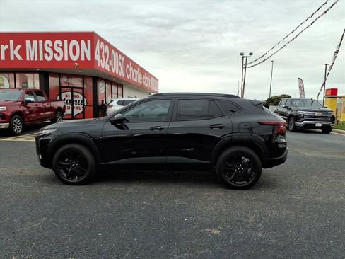 Used 2024 Chevrolet Trax ACTIV w/ Sunroof Package image 2