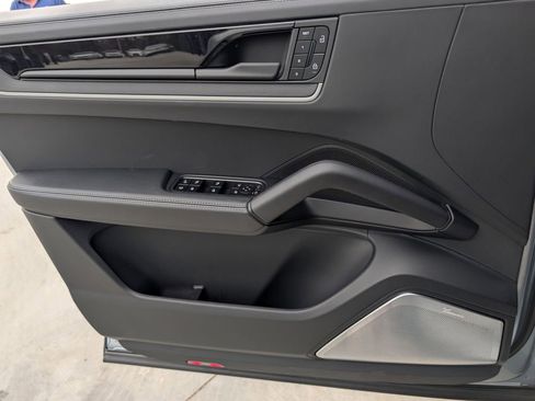 Certified 2025 Porsche Cayenne Turbo image 18