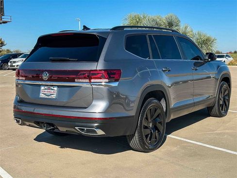 Used 2024 Volkswagen Atlas SE image 3