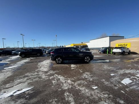 Used 2025 Volkswagen Atlas Cross Sport SE image 12