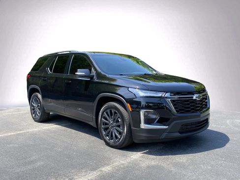 Used 2023 Chevrolet Traverse RS FWD image 2