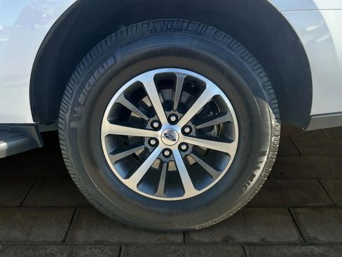 Used 2019 Ford Expedition XLT image 18