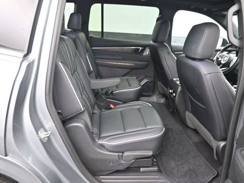 Used 2025 Buick Enclave Avenir w/ LPO, Floor Liner Package AWD/4WD image 13