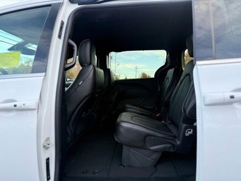 New 2026 Chrysler Pacifica Select image 18