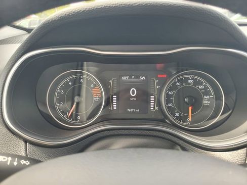 Used 2020 Jeep Cherokee Latitude Plus AWD/4WD image 29