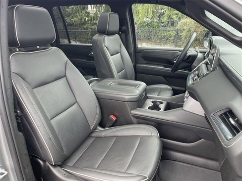 Used 2023 GMC Yukon XL SLT w/ SLT Luxury Package image 29