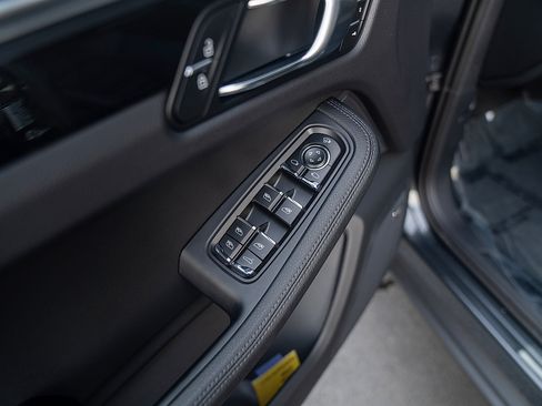 Certified 2026 Porsche Macan AWD/4WD image 19