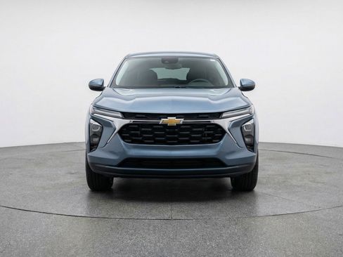 Used 2025 Chevrolet Trax LT FWD image 2