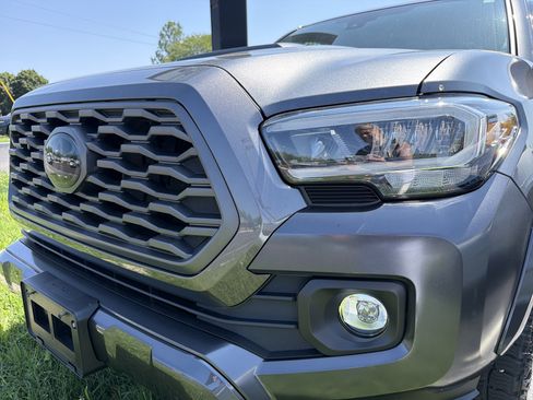 Used 2022 Toyota Tacoma TRD Sport w/ TRD Premium Sport Package AWD/4WD image 4