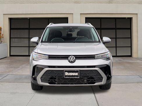 Used 2025 Volkswagen Taos SE w/ Panoramic Sunroof Package FWD image 6