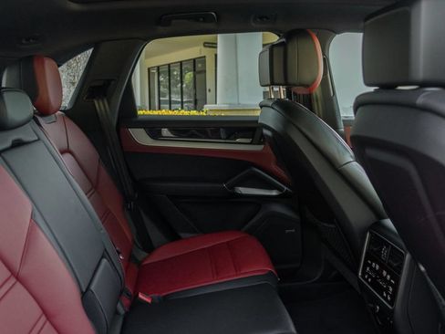 Used 2024 Porsche Cayenne AWD/4WD image 24