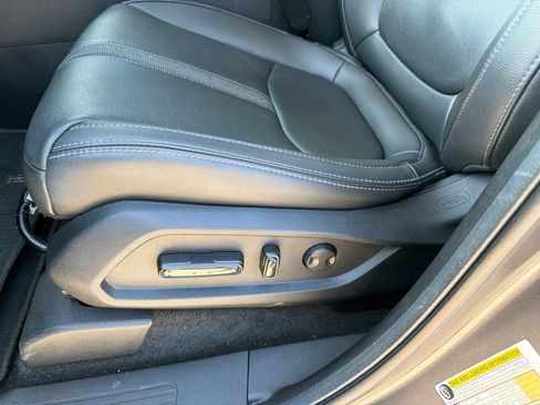 Used 2024 Honda Pilot Touring image 11