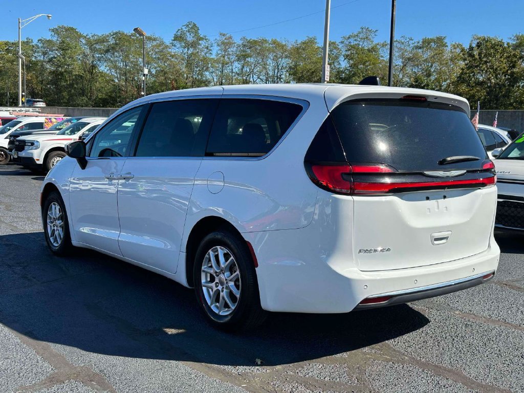 Used 2023 Chrysler Pacifica Touring-L FWD image 6