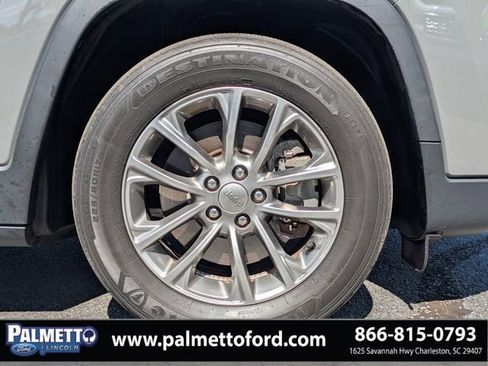 Used 2020 Jeep Cherokee Latitude Lux w/ Quick Order Package 26H Lux FWD image 11