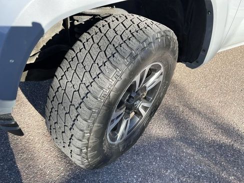 Used 2019 Toyota Tacoma TRD Sport AWD/4WD image 10
