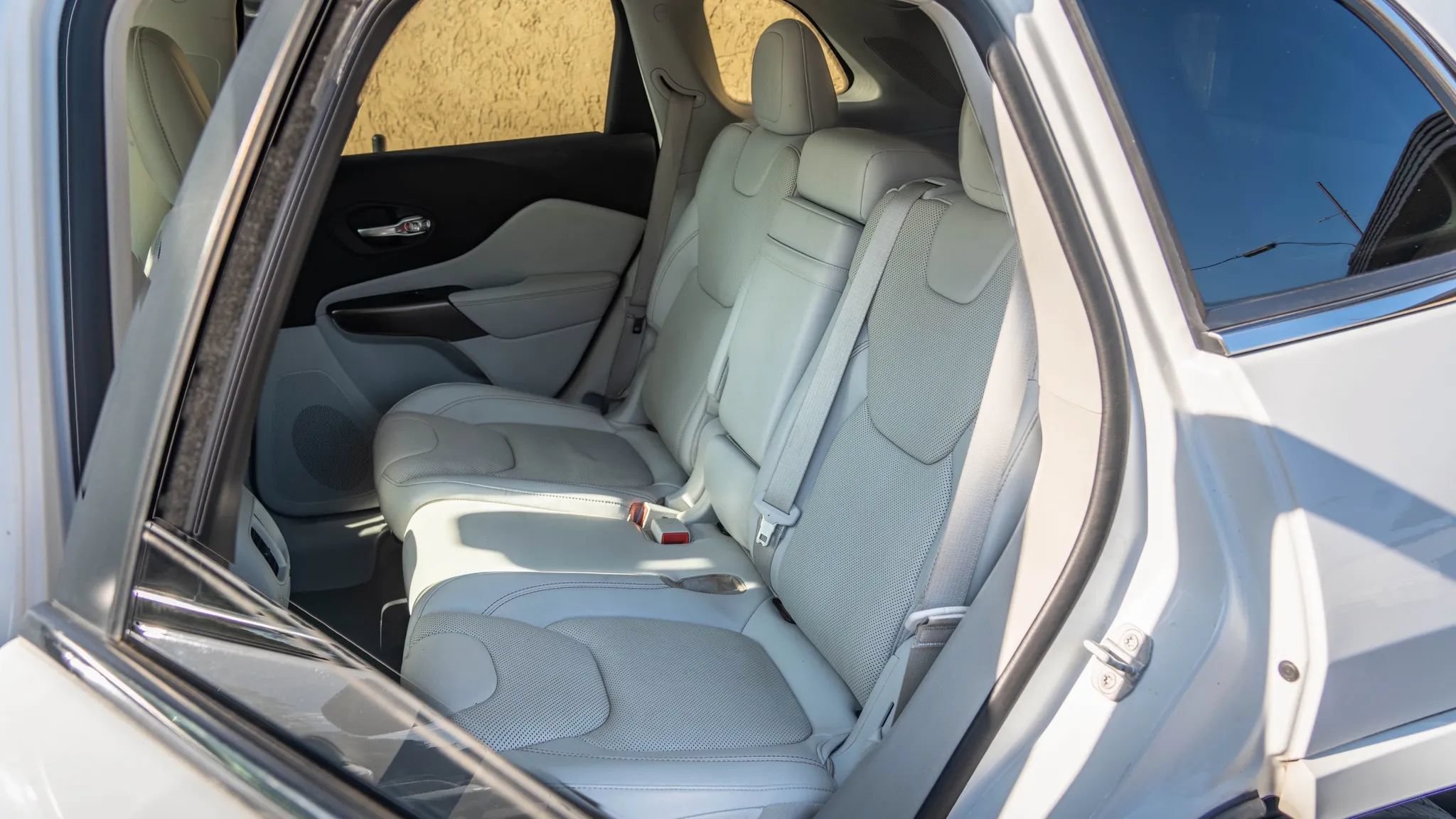 Used 2019 Jeep Cherokee Overland w/ Technology Group AWD/4WD image 17
